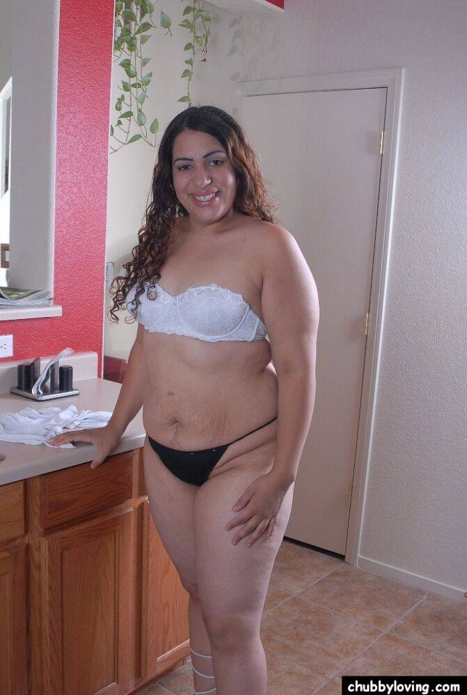 Young Latina chunker Mercedez gives nice upskirt of big fat butt | Photo: 4112813