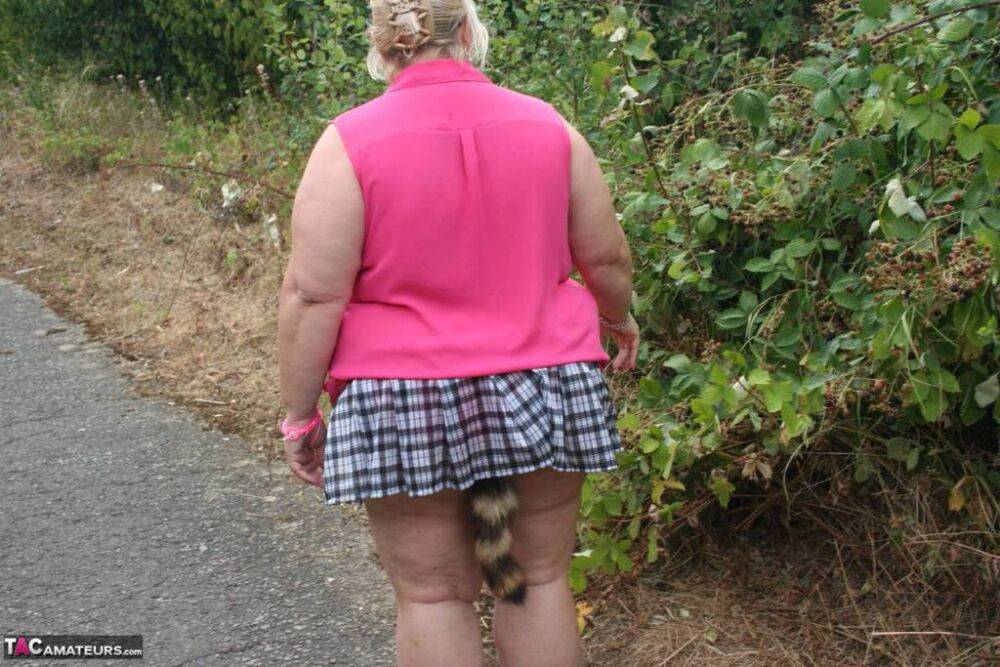 Fat UKwoman Lexie Cummings walks a path sporting a raccoon tail butt plug | Photo: 4194947