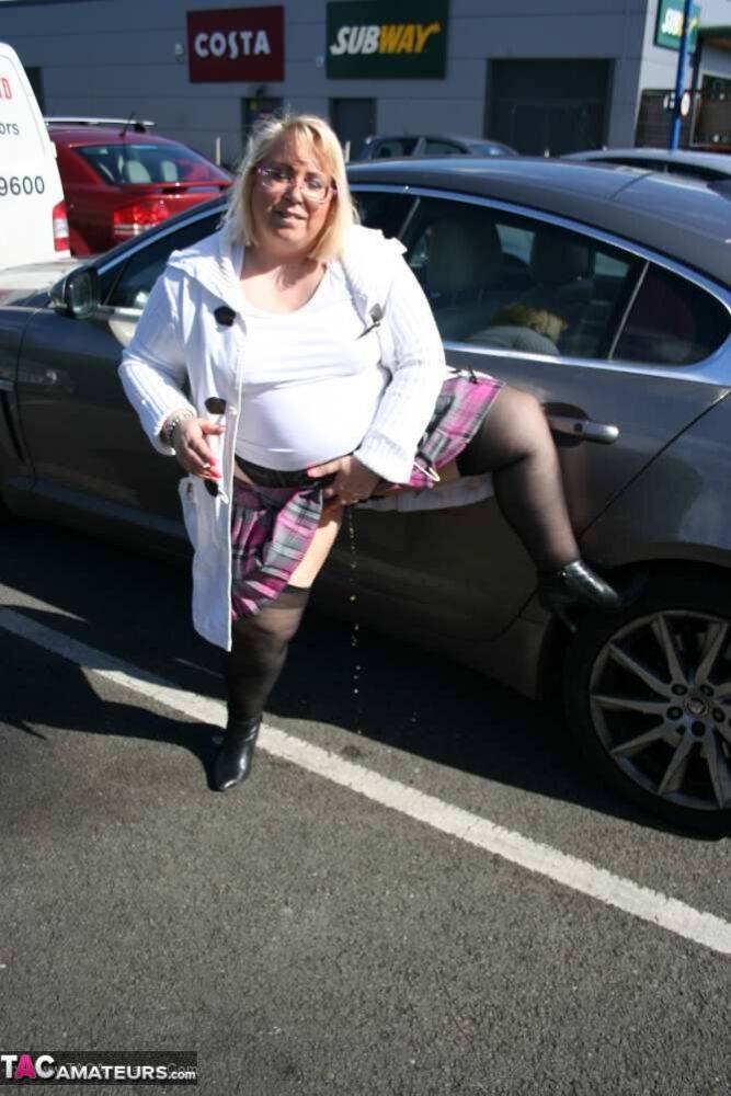 Obese blonde Lexie Cummings sports a butt plug while pissing in a parking lot - #6