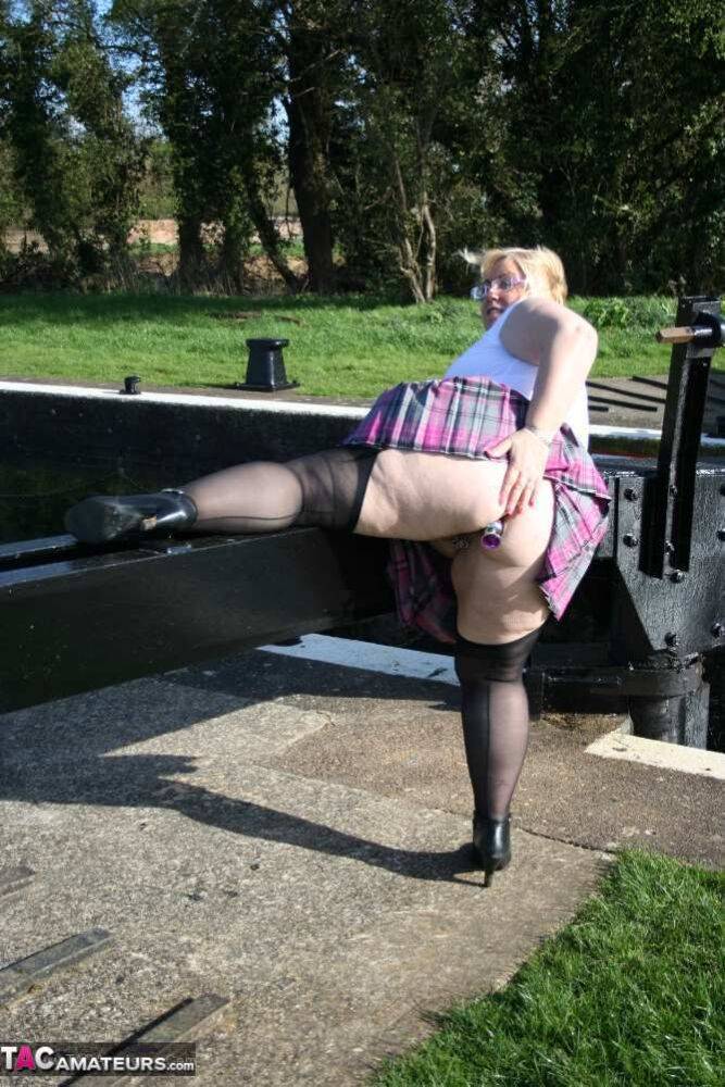 Overweight blonde Lexie Cummings exposes herself by locks on a canal system | Photo: 4230115