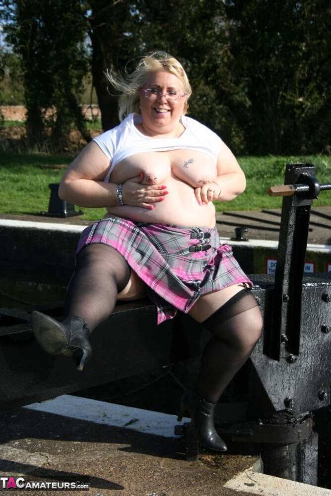 Overweight blonde Lexie Cummings exposes herself by locks on a canal system | Photo: 4230067