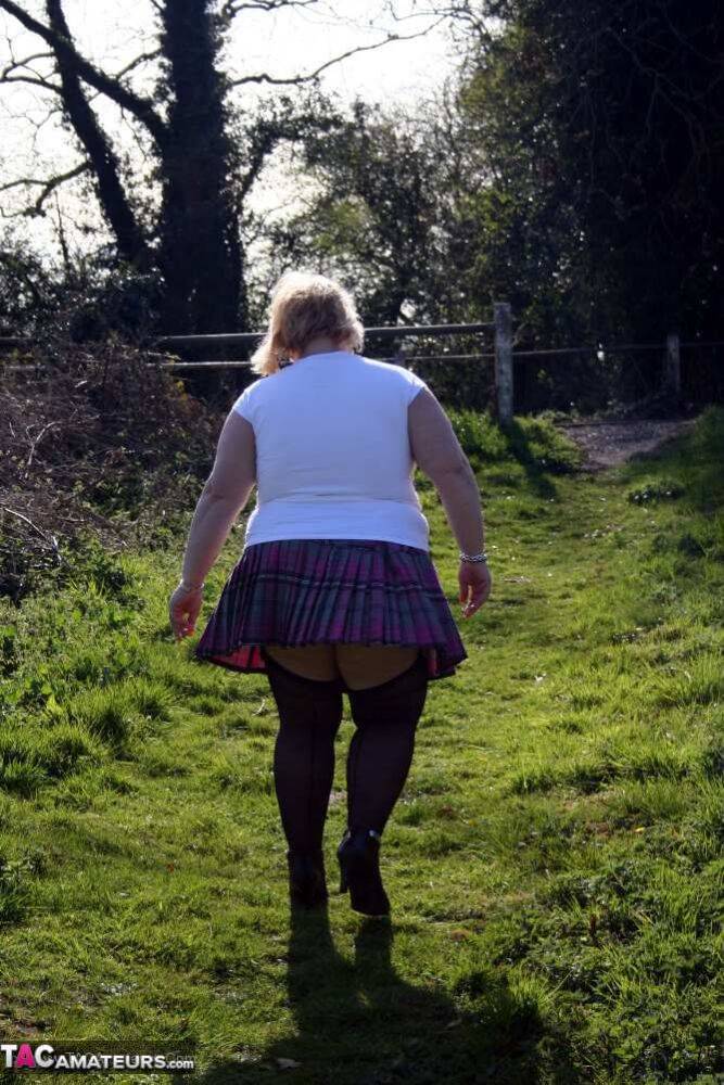 Overweight blonde Lexie Cummings exposes herself by locks on a canal system | Photo: 4230167