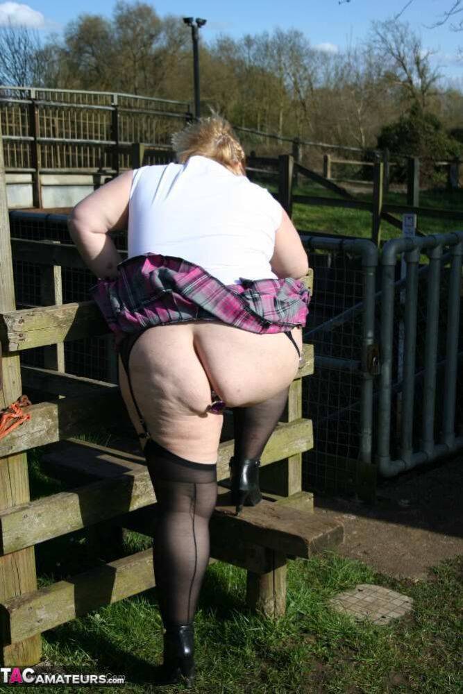 Overweight blonde Lexie Cummings exposes herself by locks on a canal system | Photo: 4230082