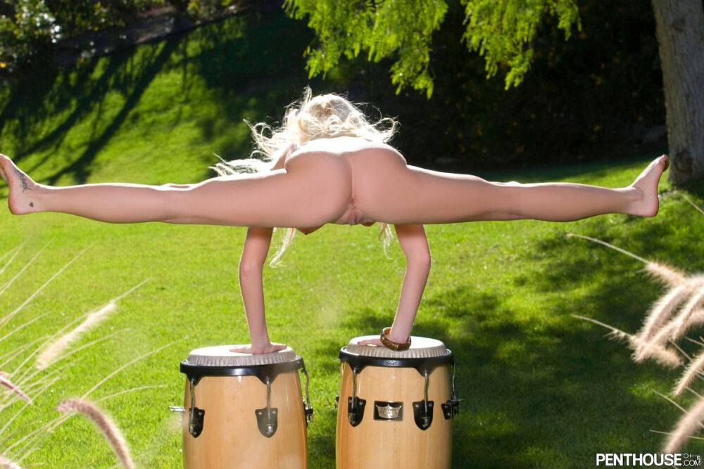 Sexy blonde Madison Scott shows off her flexibility while naked in the yard | Photo: 4252295