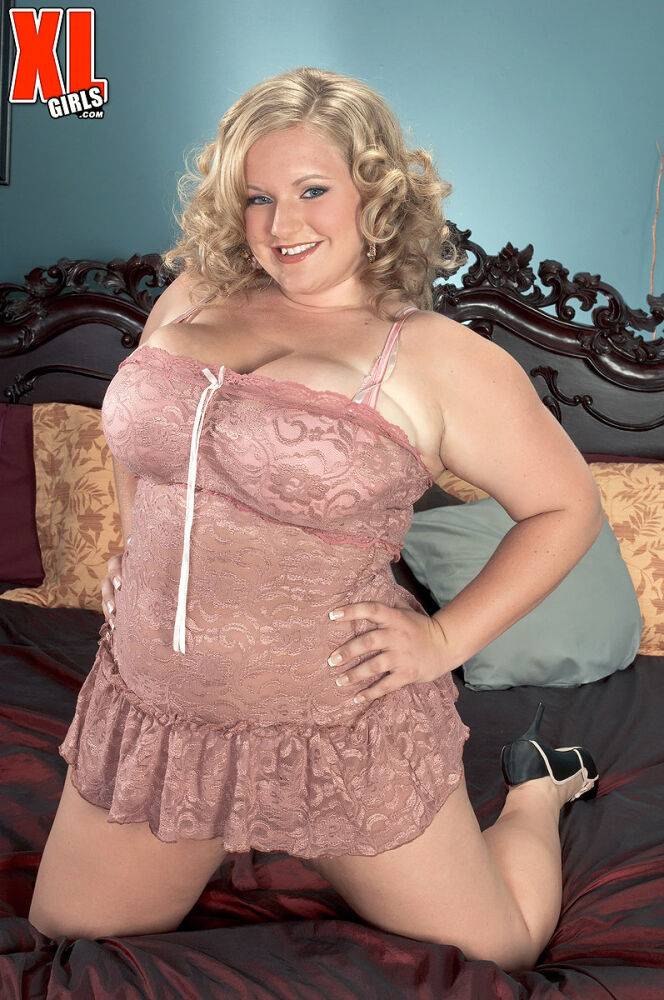Fat female Veronica Vaughn uncups her huge hangers in thong underwear - #7