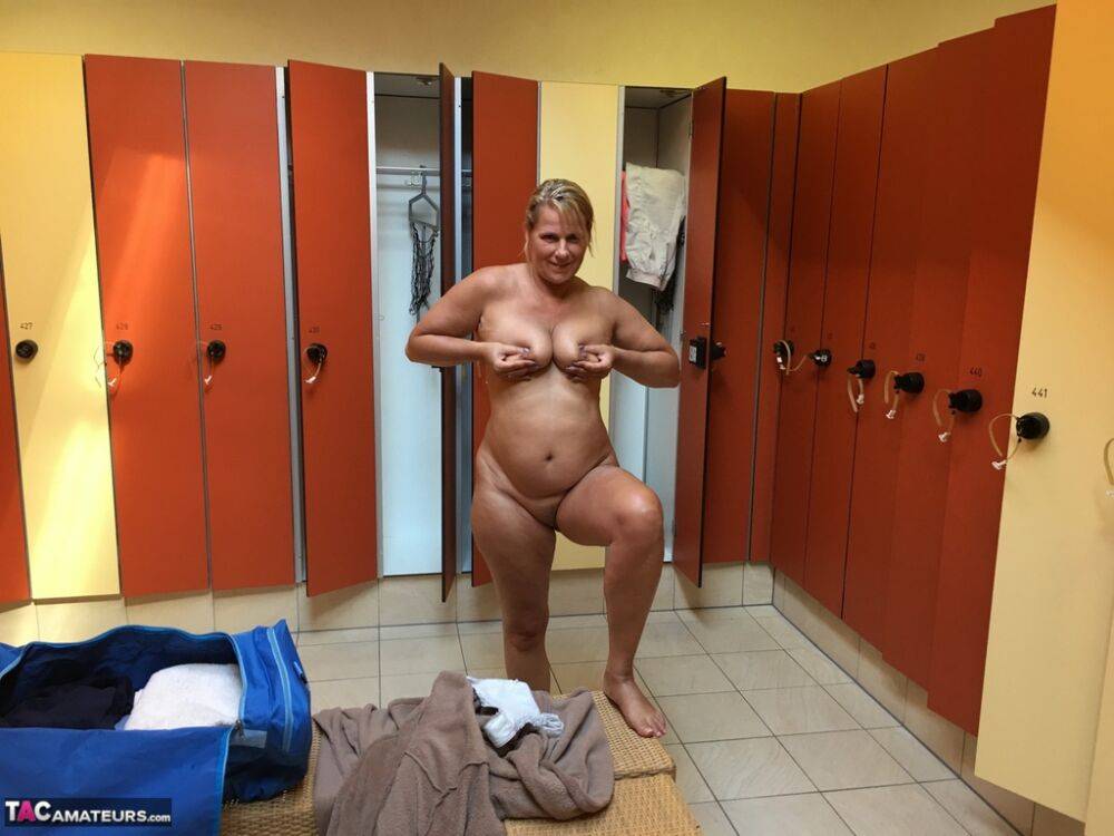 Fat blond woman Sweetsusi sports the wet look while posing nude in locker room - #5