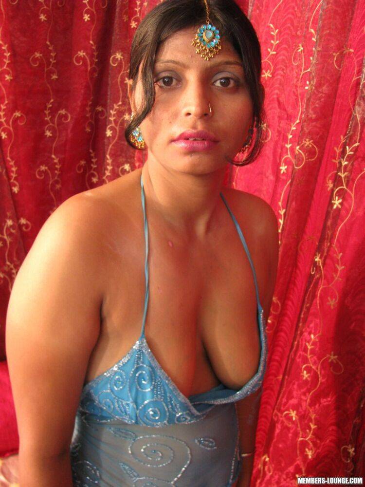 Indian Sex Lounge Showing her juicy cunt - #1