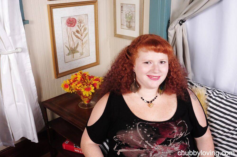 Fatty redhead Scarlett is demonstrating her chubby asshole on camera - #14