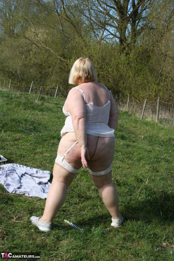 Fat UK amateur Lexie Cummings shows her big ass and pierced pussy in a field - #2