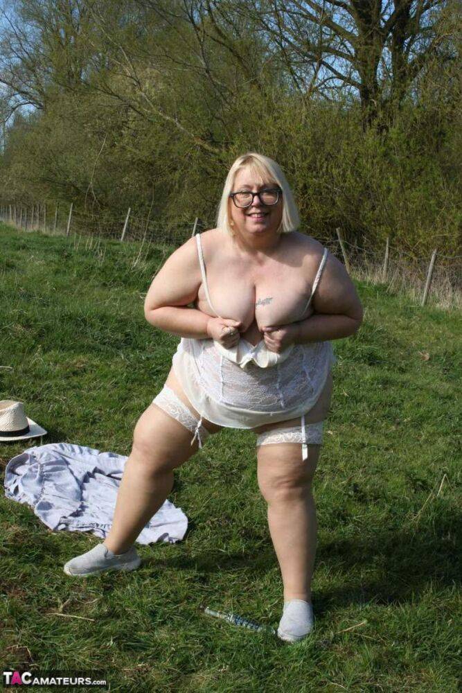Fat UK amateur Lexie Cummings shows her big ass and pierced pussy in a field - #3