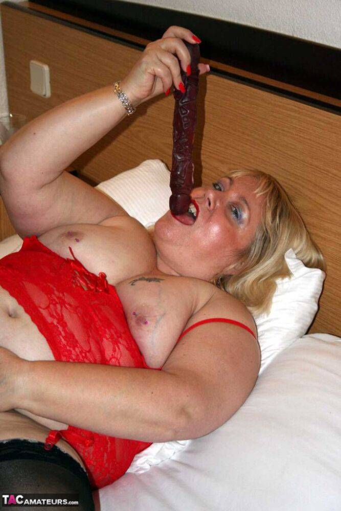 British amateur Lexie Cummings sucks on a dildo before a vaginal insertion | Photo: 4358770