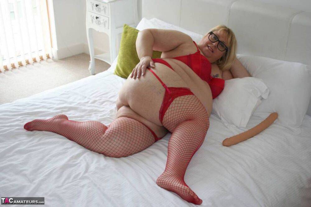 Obese UK woman Lexie Cummings spreads her pierced vagina atop her bed | Photo: 4359848