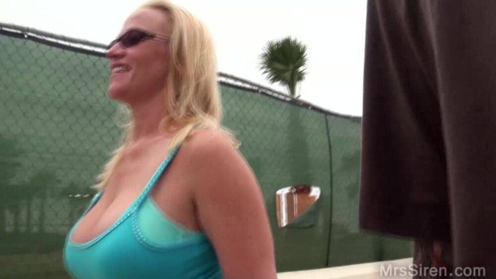 Overweight blonde Dee Siren pisses behind a building before sex in public - #6