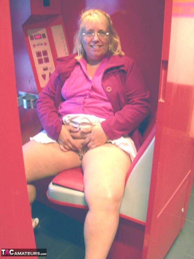 Fat UK blonde Lexie Cummings exposes herself in public before masturbating | Photo: 4372780