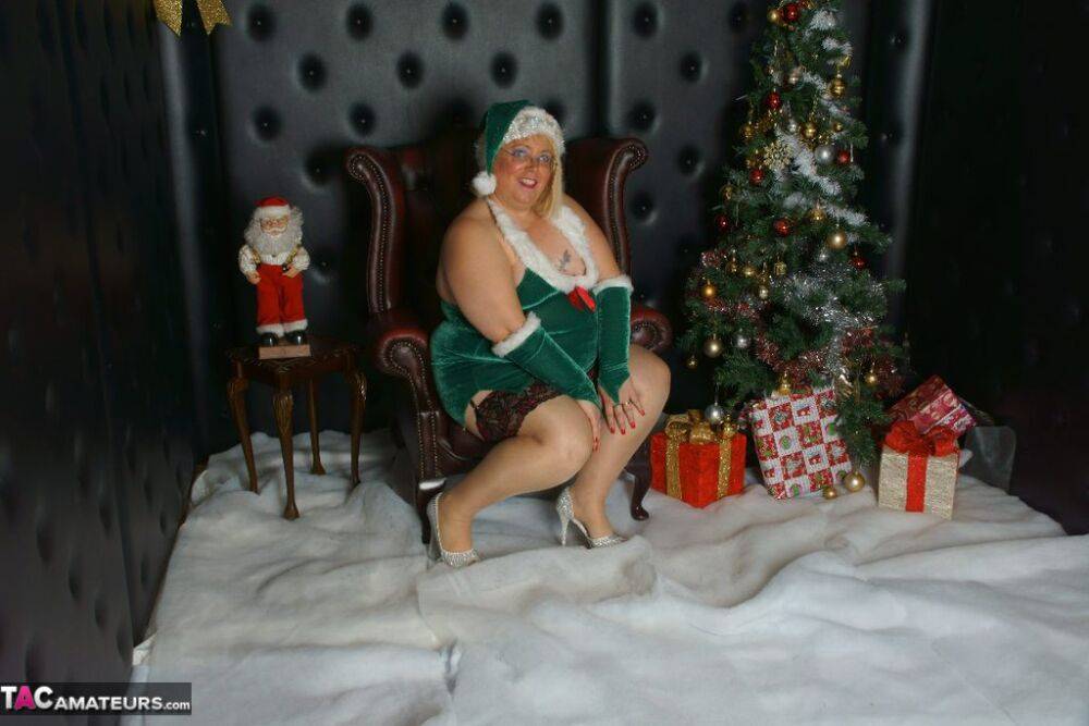 Fat blonde amateur Lexie Cummings exposes herself during a Christmas shoot | Photo: 4375595