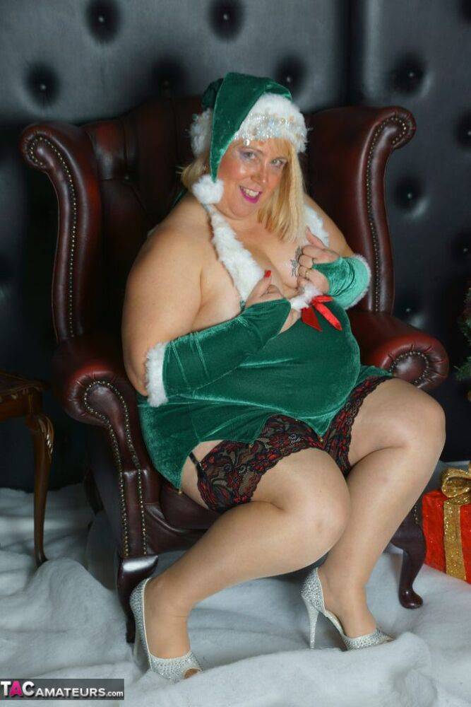 Fat blonde amateur Lexie Cummings exposes herself during a Christmas shoot | Photo: 4375619
