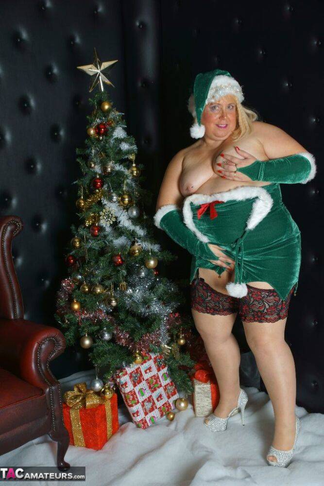 Fat blonde amateur Lexie Cummings exposes herself during a Christmas shoot | Photo: 4375648