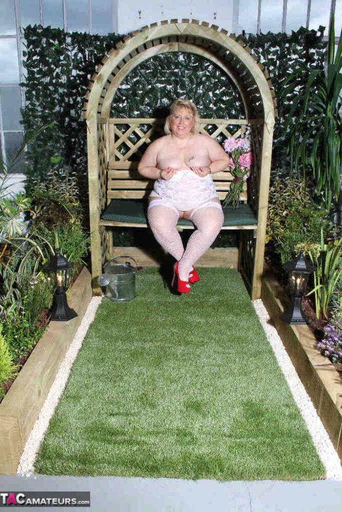 Fat blonde Lexie Cummings dildos her pierced pussy in a garden setting - #2