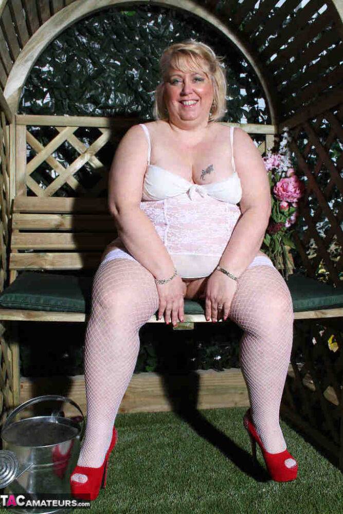 Fat blonde Lexie Cummings dildos her pierced pussy in a garden setting | Photo: 4389004