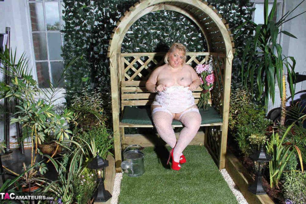 Fat blonde Lexie Cummings dildos her pierced pussy in a garden setting - #6