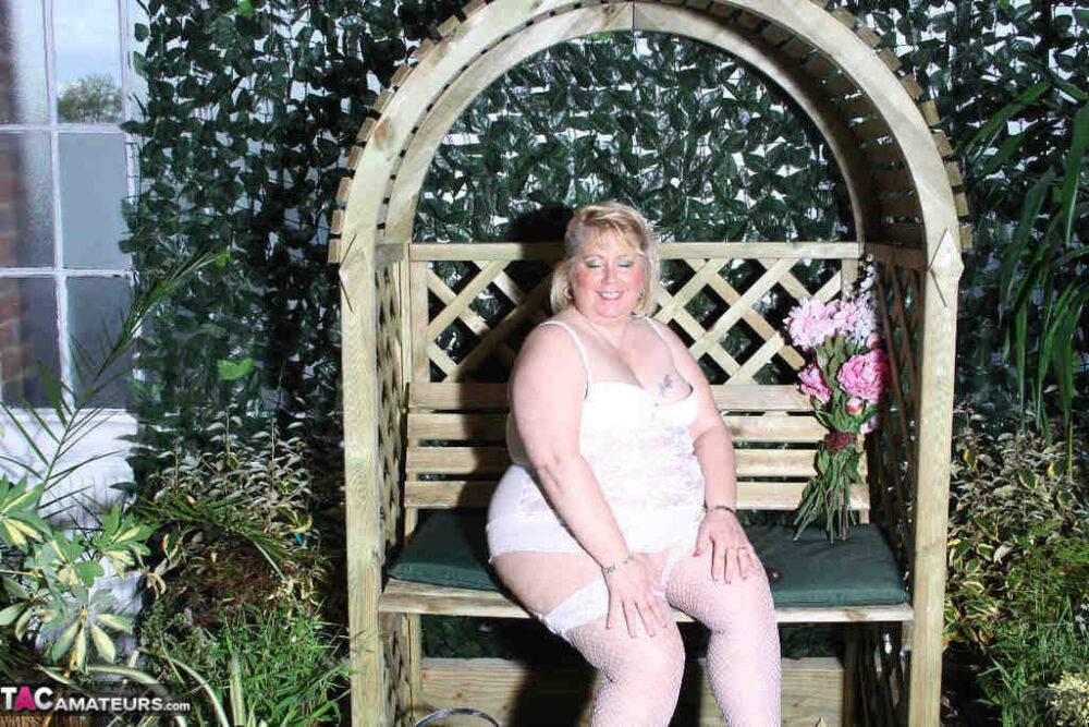 Fat blonde Lexie Cummings dildos her pierced pussy in a garden setting - #8