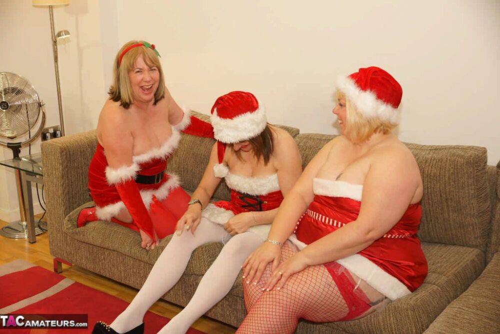Amateur BBW Lexie Cummings and 2 of her friends expose themselves in Xmas wear - #1