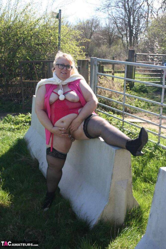 Obese UK blonde Lexie Cummings shows her big ass and pussy while outdoors | Photo: 4392198