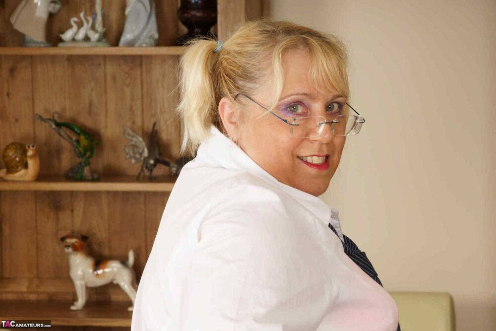 Obese UK amateur Lexie Cummings exposes her pierced pussy with her glasses on | Photo: 4393180