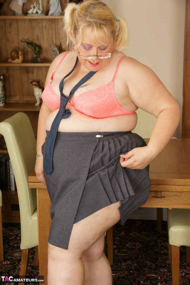 Obese UK amateur Lexie Cummings exposes her pierced pussy with her glasses on | Photo: 4393093