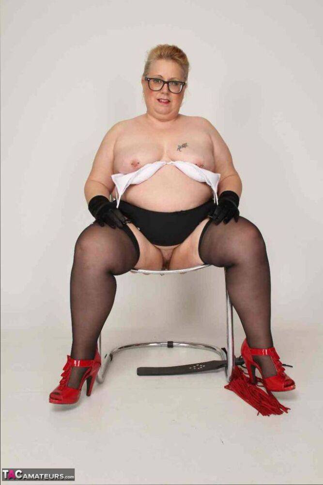Obese UK blonde Lexie Cummings displays her pierced twat in gloves and nylons | Photo: 4395773