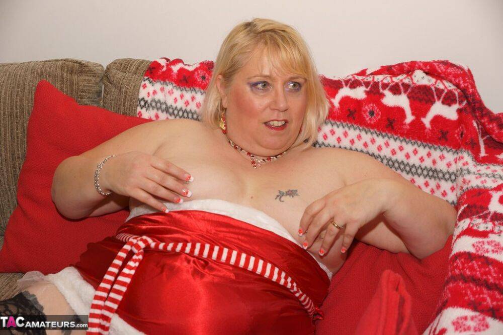 Blonde BBW Lexie Cummings finger spreads her pierced pussy in Christmas attire | Photo: 4397887