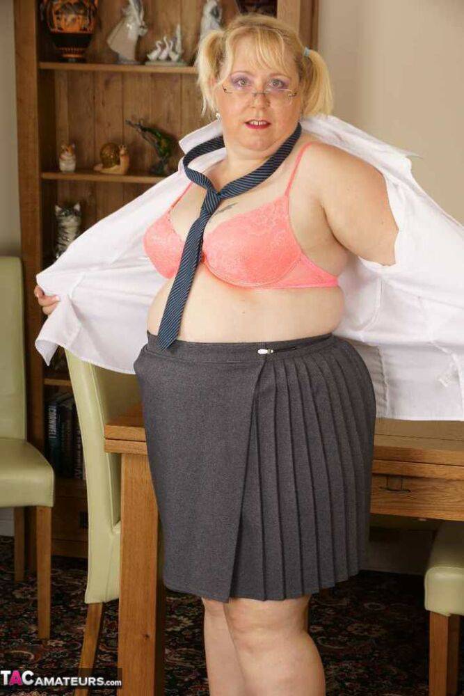 Obese blonde Lexie Cummings gets naked while wearing a necktie | Photo: 4402176