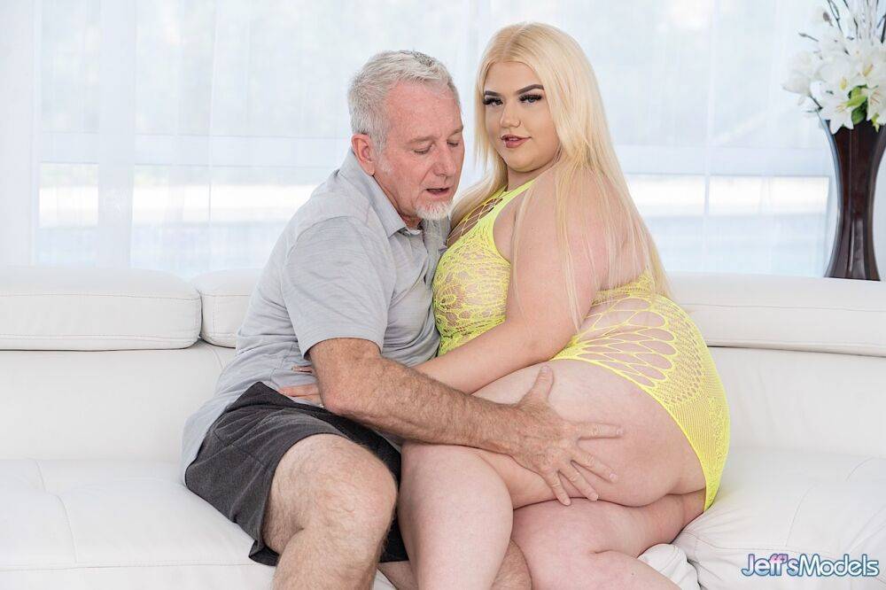 Blonde SSBBW Chanel Barbie takes a cumshot in mouth after sex with an old man | Photo: 4404064