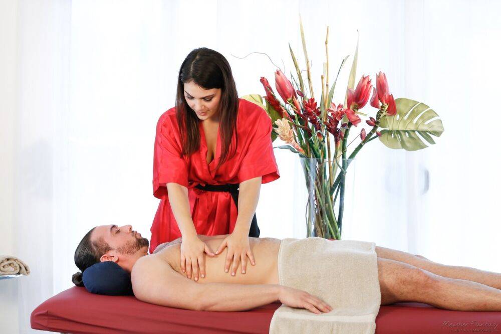Brunette masseuse Valentina Nappi makes sure her client gets a happy ending - #8