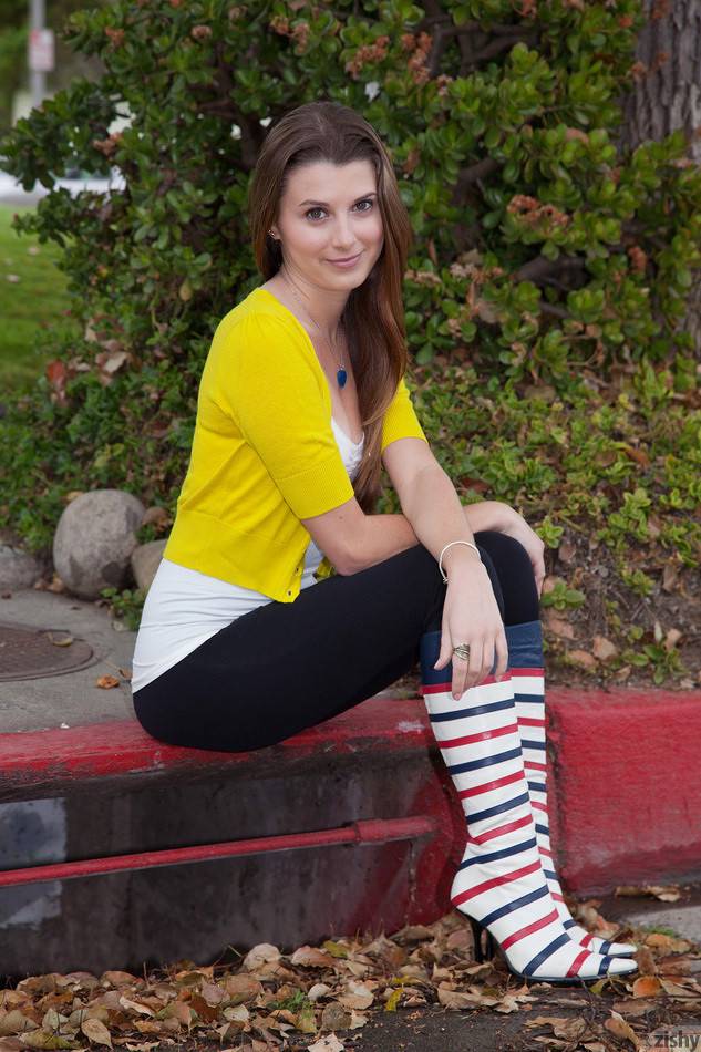 Shelby dompnier in leggings and gasoline boots - #4