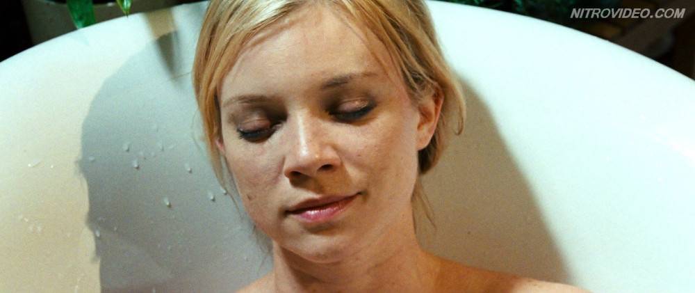 Sexy blonde amy smart taking bath in mirrors - #15