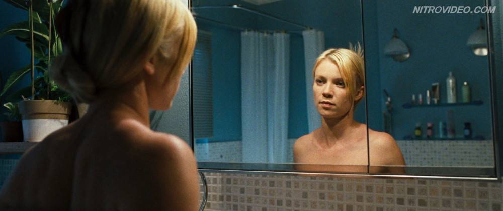 Sexy blonde amy smart taking bath in mirrors - #5