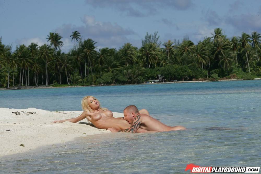 Tempting american blonde milf Jesse Jane in xxx hardcore scene on the beach - #5