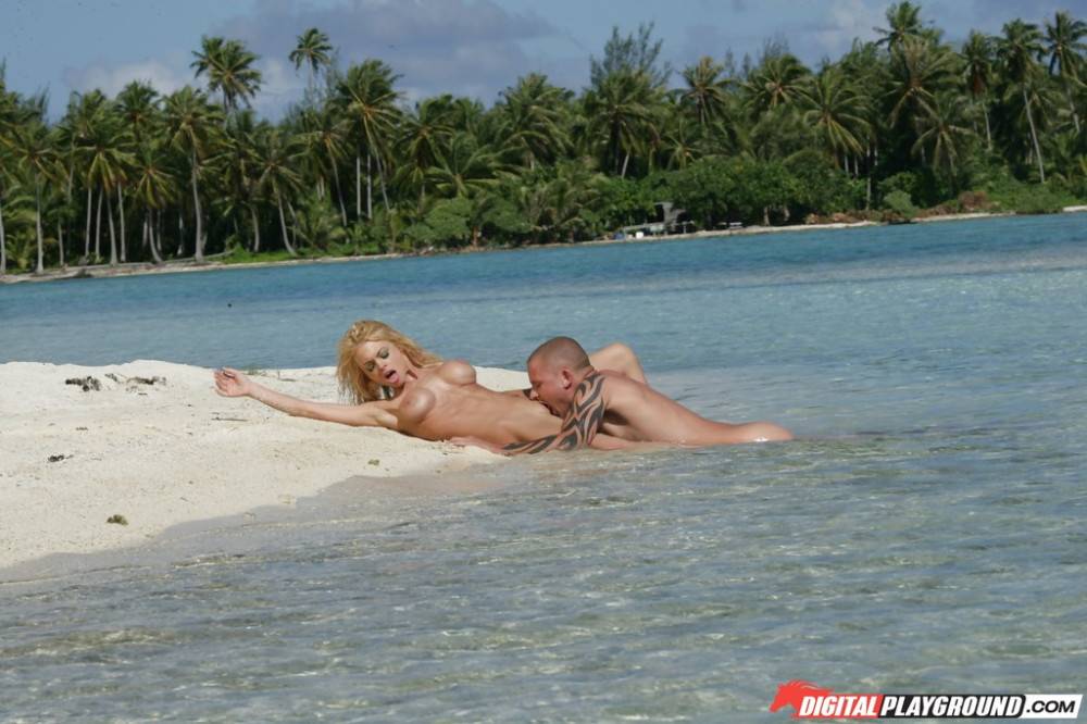 Tempting american blonde milf Jesse Jane in xxx hardcore scene on the beach - #3