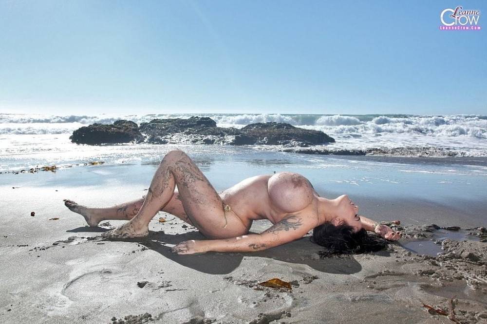 Voluptuous brittish brunette bombshell Leanne Crow posing in bikini on camera - #3