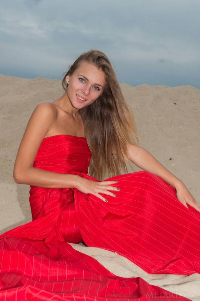 Foxy teen Karissa Diamond loves some hot foot fetish at beach - #9