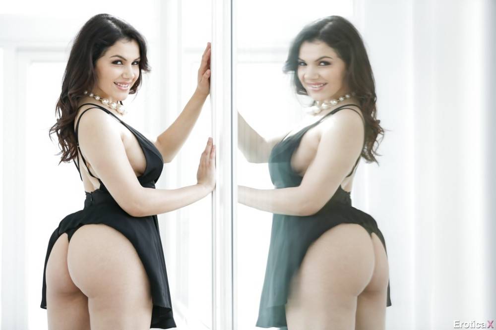 Excellent italian bombshell Valentina Nappi showing big hooters and hot ass - #7