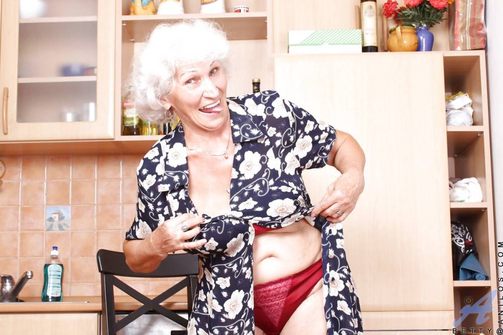 Inviting granny Betty revealing big boobs and dildoing - #4