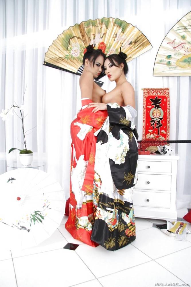 Hot girls Annie Cruz and Asa Akira exposing hot bodies | Photo: 5341171