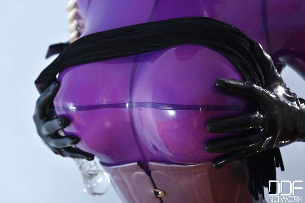 Sexy british blonde Latex Lucy is foot fetishist - #3