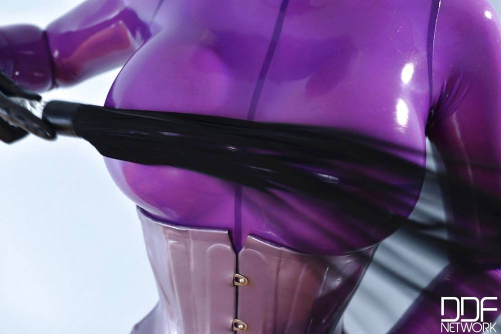 Sexy british blonde Latex Lucy is foot fetishist - #8