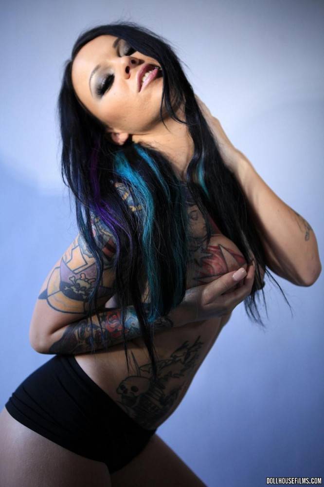 Vicious Tattooed Babe With Black Hair Britanny Lynn Is Giving Fucks Into Camera - #3