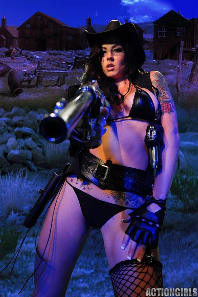 Tattooed Wild West Babe Monika Actiongirls With Two Guns Poses In Black At Night Time - #12