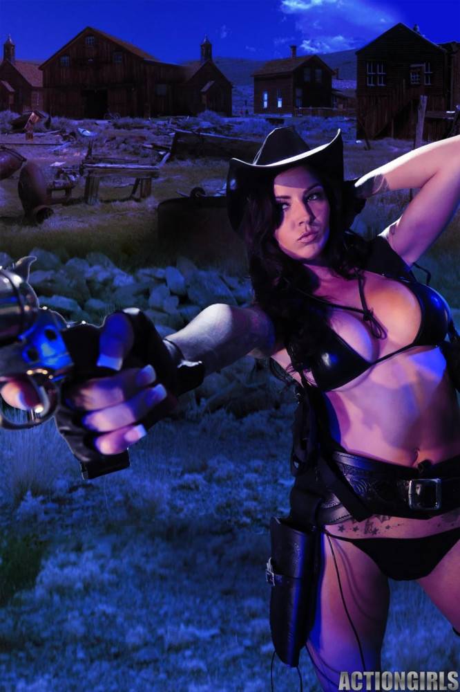 Tattooed Wild West Babe Monika Actiongirls With Two Guns Poses In Black At Night Time - #11
