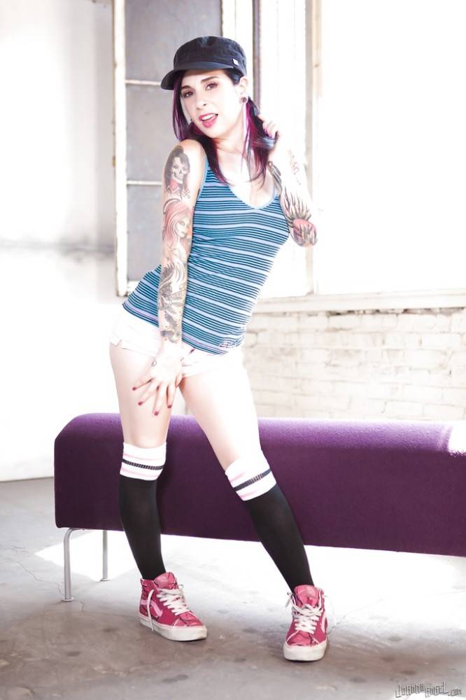 Excellent american milf Joanna Angel exposes her butt in and jerks off - #3